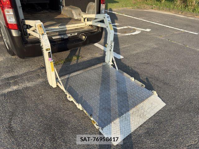 Nissan NV350 Caravan 2013-06 8337267-19
