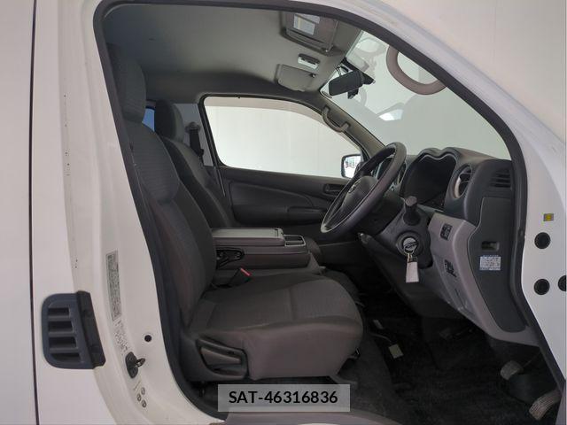 Nissan NV350 Caravan 2017-12 8414151-27