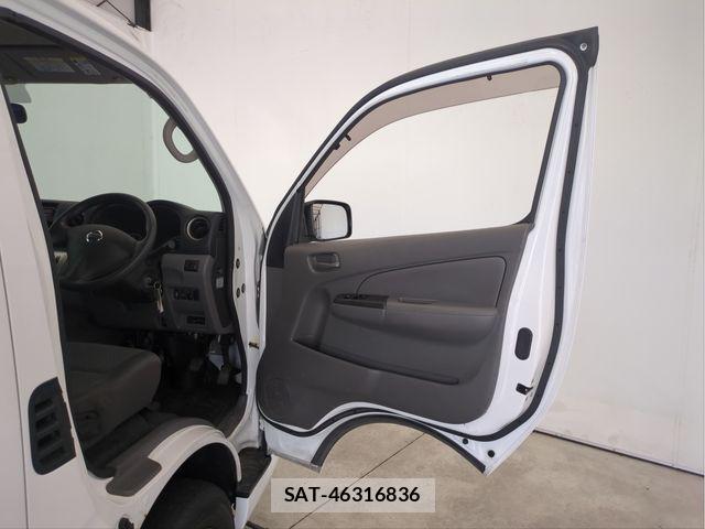 Nissan NV350 Caravan 2017-12 8414151-29