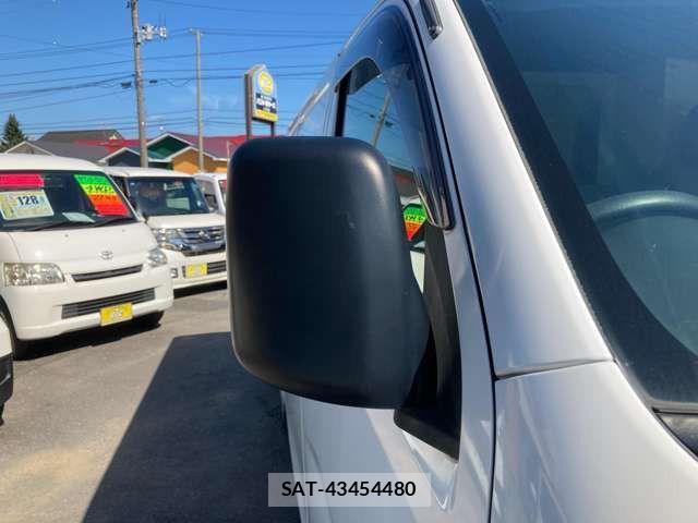 Nissan NV350 Caravan 2015-02 8458136-9
