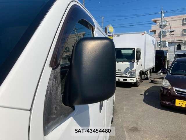 Nissan NV350 Caravan 2015-02 8458136-10