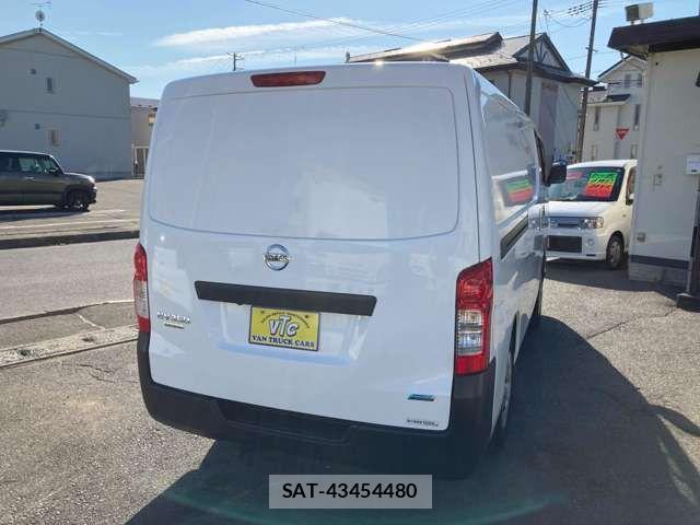 Nissan NV350 Caravan 2015-02 8458136-12