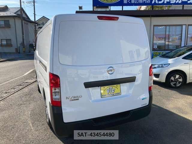 Nissan NV350 Caravan 2015-02 8458136-13