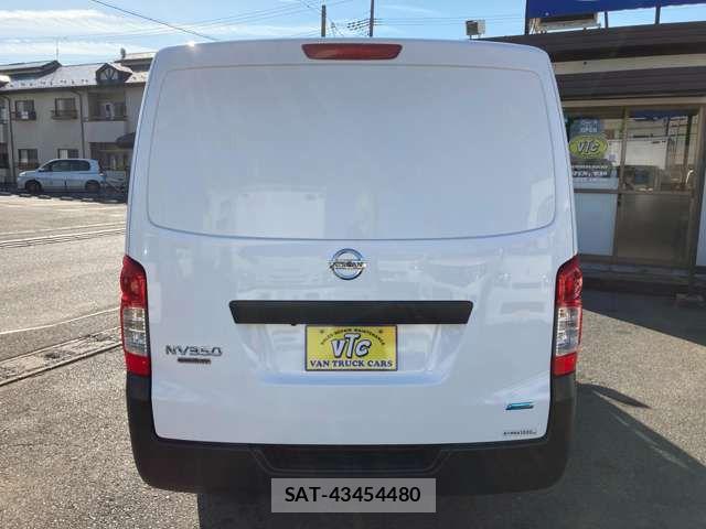 Nissan NV350 Caravan 2015-02 8458136-14