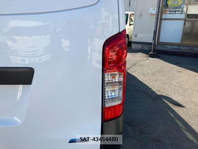 Nissan NV350 Caravan 2015-02 8458136-15