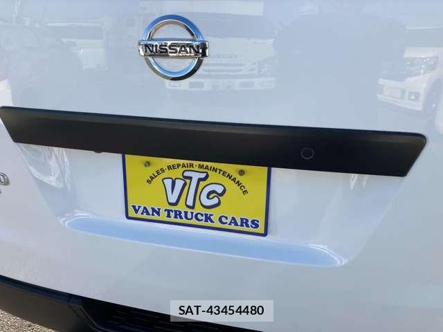 Nissan NV350 Caravan 2015-02 8458136-17
