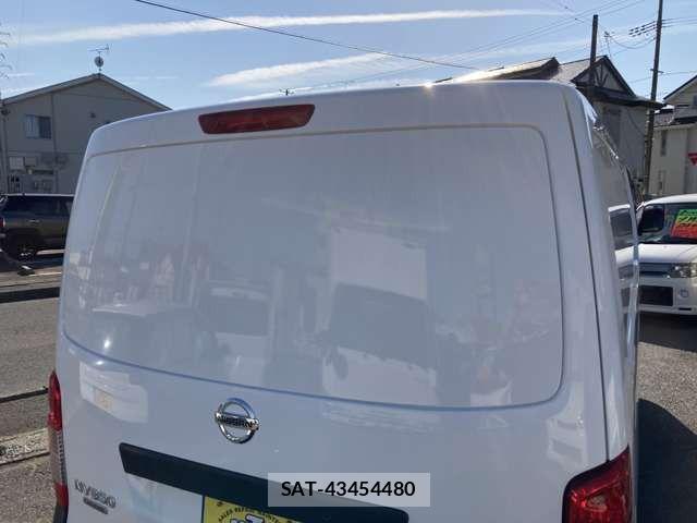Nissan NV350 Caravan 2015-02 8458136-19
