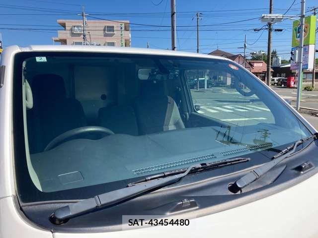 Nissan NV350 Caravan 2015-02 8458136-8