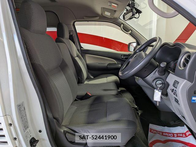 Nissan NV350 Caravan 2020-03 8526423-28