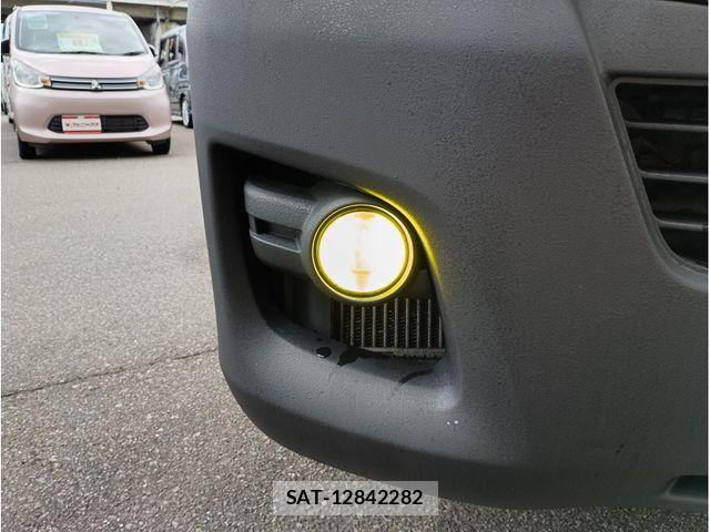 Nissan NV350 Caravan 2016-06 8660841-23