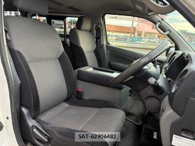 Nissan NV350 Caravan 2015-10 8881383-11