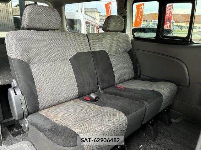 Nissan NV350 Caravan 2015-10 8881383-12