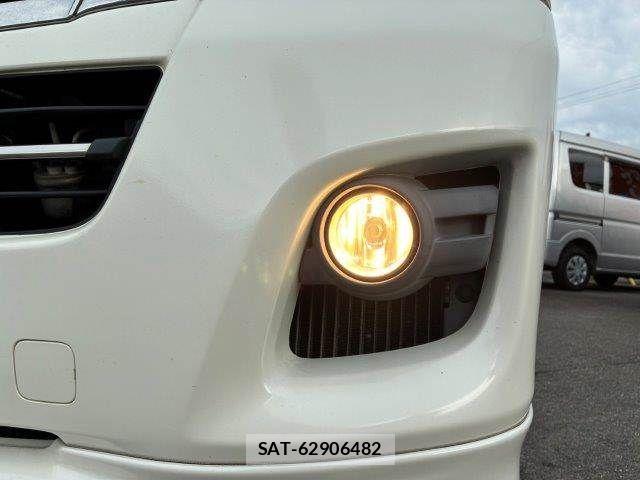 Nissan NV350 Caravan 2015-10 8881383-16