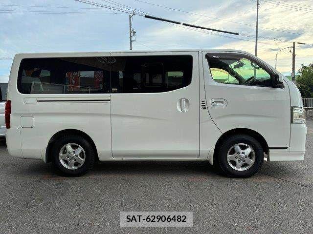 Nissan NV350 Caravan 2015-10 8881383-20