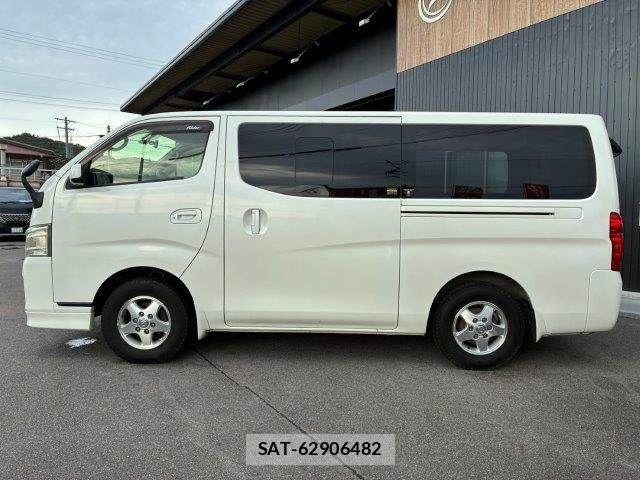 Nissan NV350 Caravan 2015-10 8881383-24