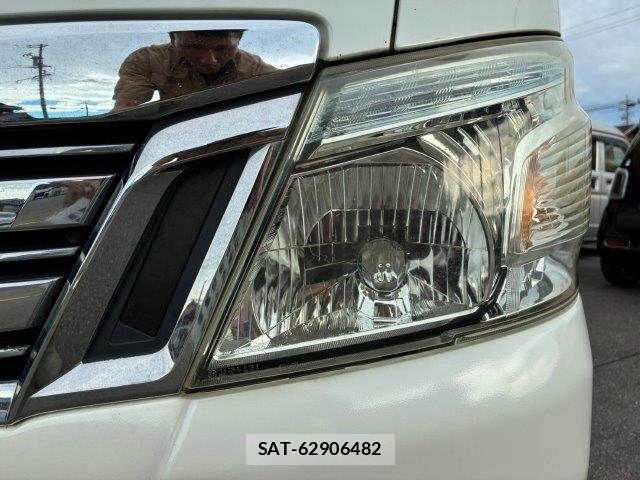 Nissan NV350 Caravan 2015-10 8881383-25