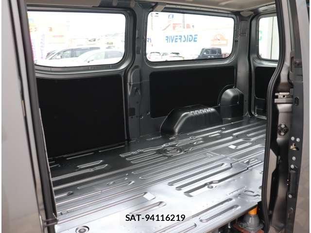 Nissan NV350 Caravan 2020-12 8881381-24