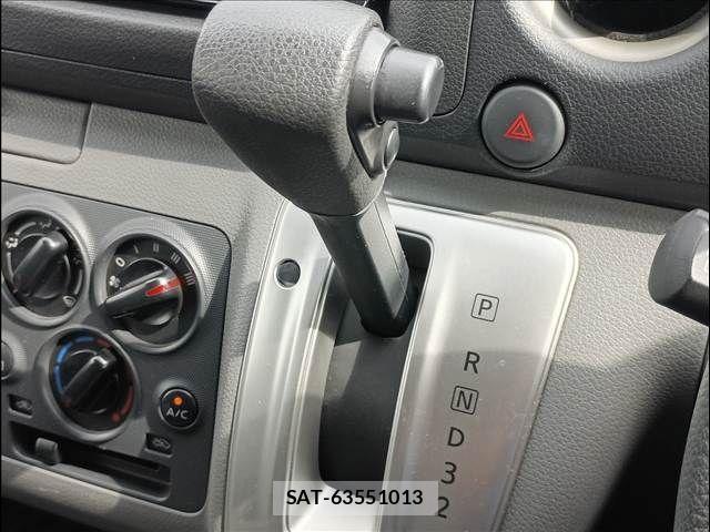 Nissan NV350 Caravan 2013-07 8881385-10