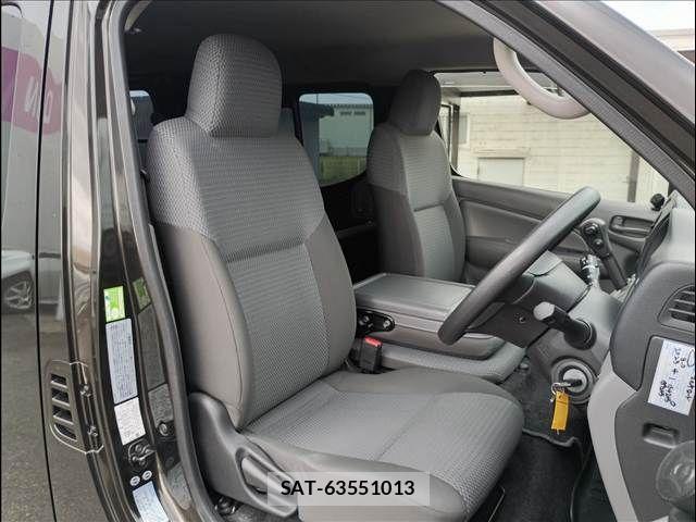 Nissan NV350 Caravan 2013-07 8881385-15