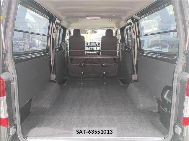 Nissan NV350 Caravan 2013-07 8881385-17