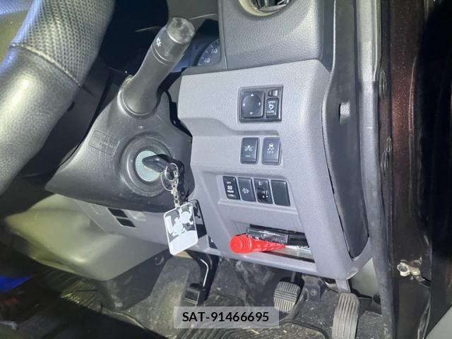 Nissan NV350 Caravan 2018-04 8881382-11