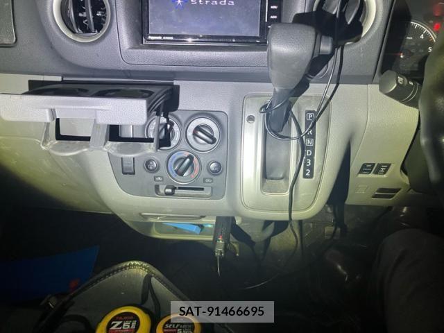 Nissan NV350 Caravan 2018-04 8881382-22