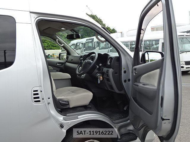 Nissan NV350 Caravan Microbus 2018-03 7963152-20