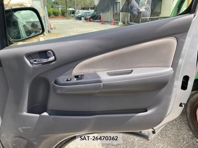 Nissan NV350 Caravan Microbus 2013-10 8744994-12