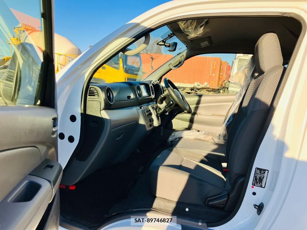 Nissan NV350 Caravan 2018-06 716481-9