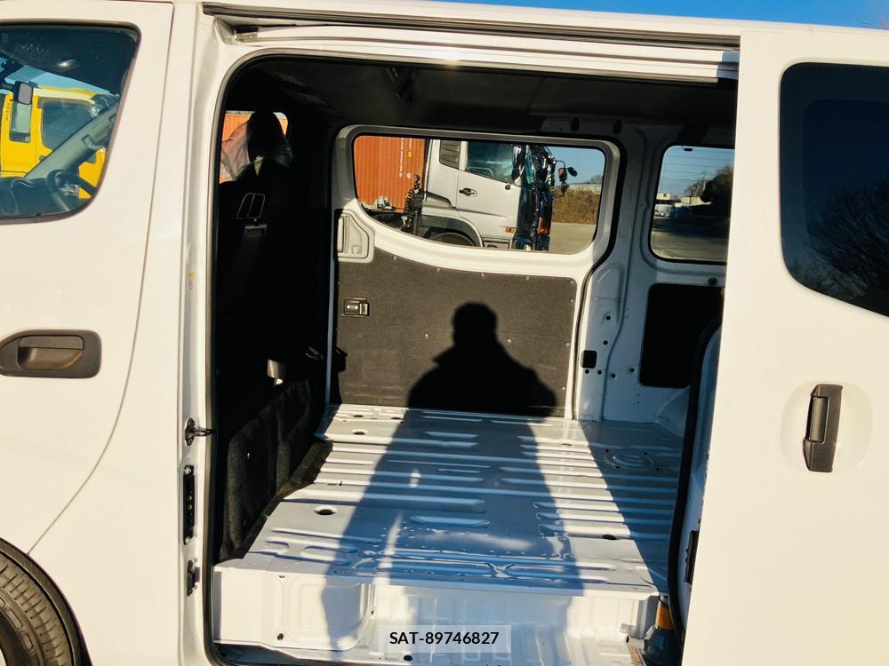 Nissan NV350 Caravan 2018-06 716481-11
