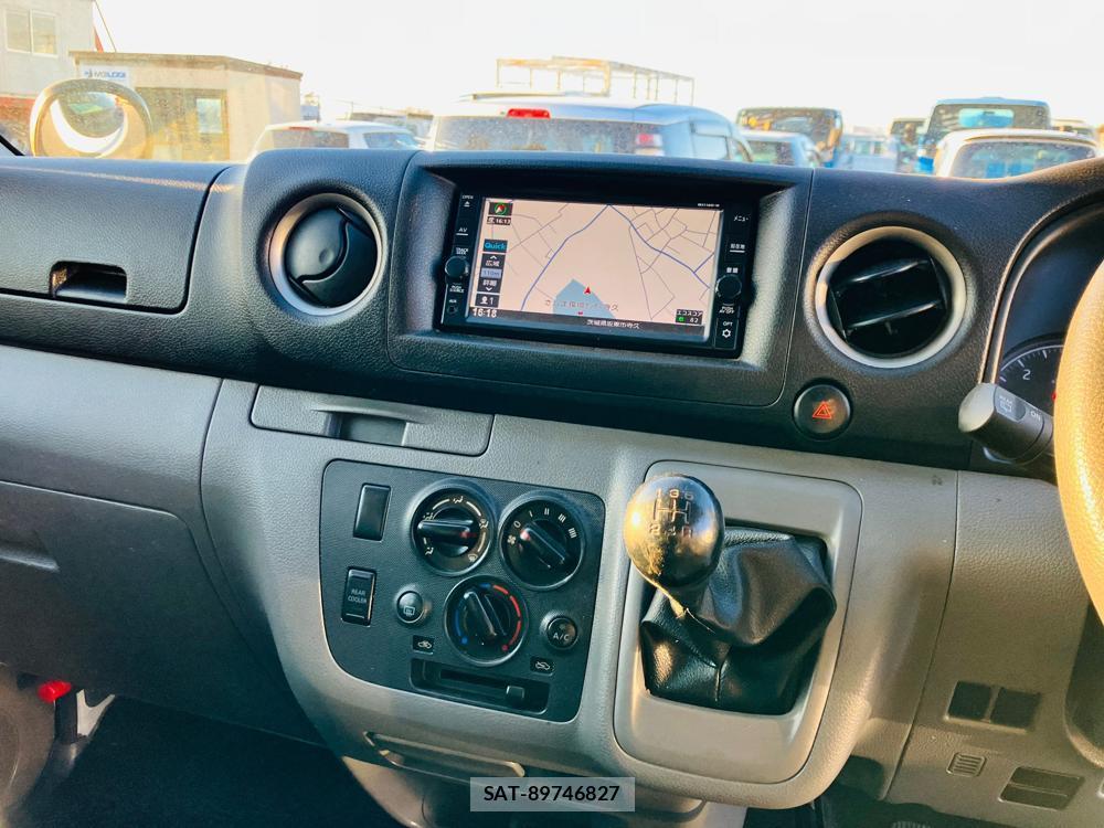 Nissan NV350 Caravan 2018-06 716481-18