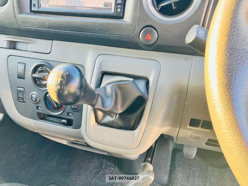 Nissan NV350 Caravan 2018-06 716481-21