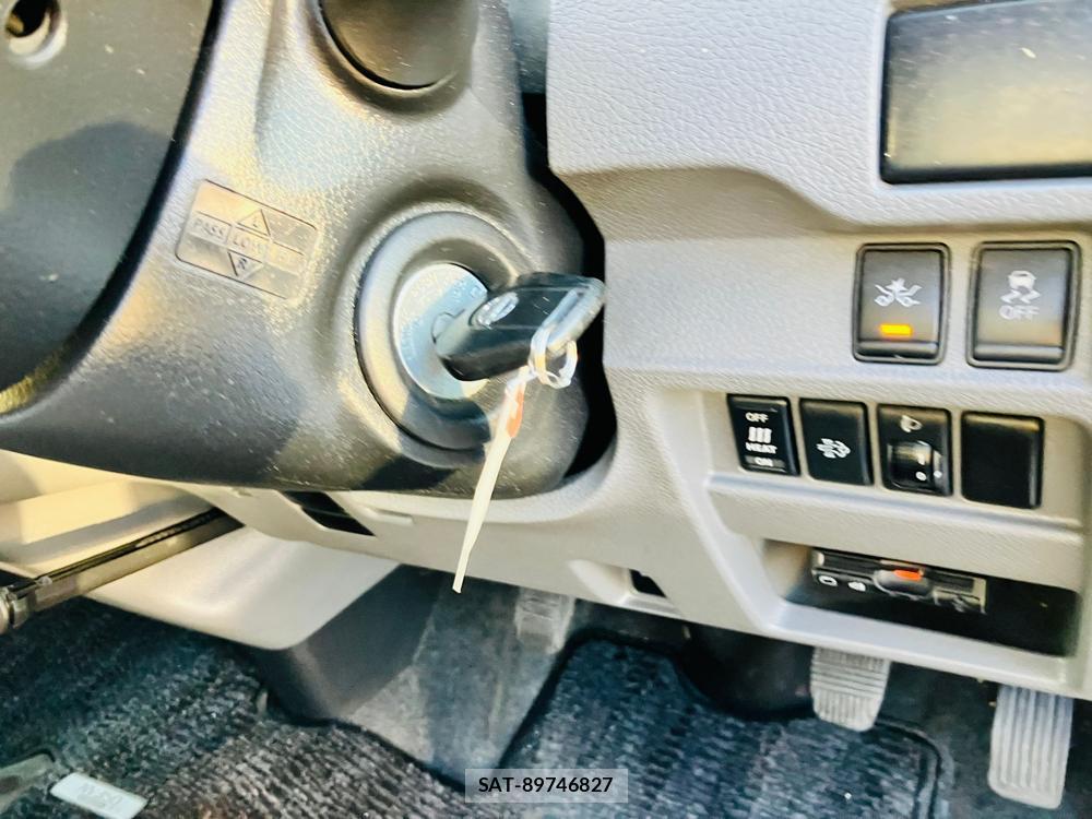 Nissan NV350 Caravan 2018-06 716481-23