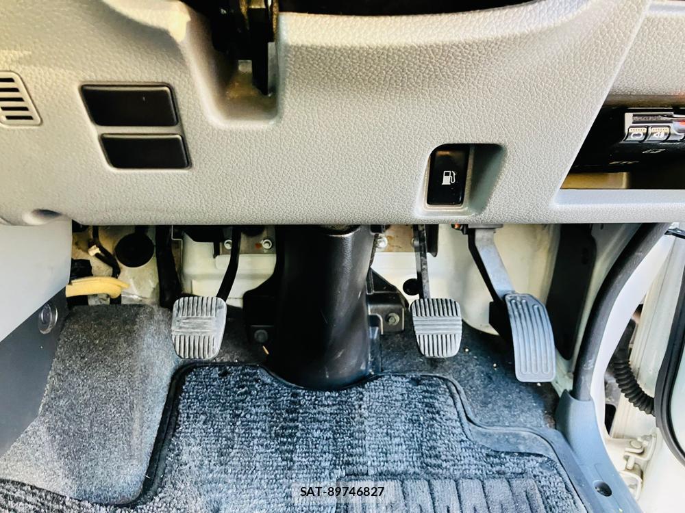 Nissan NV350 Caravan 2018-06 716481-24