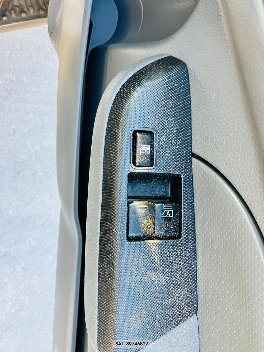 Nissan NV350 Caravan 2018-06 716481-25