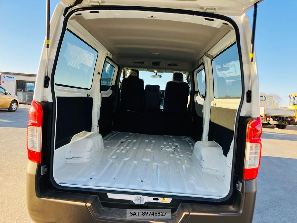 Nissan NV350 Caravan 2018-06 716481-29
