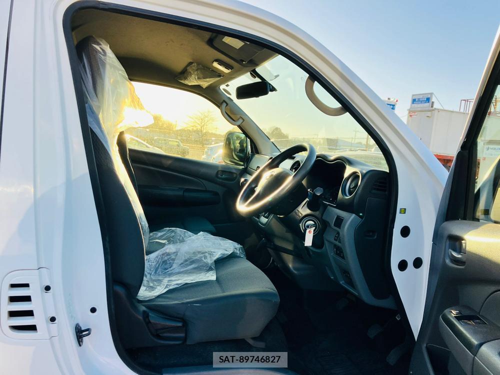 Nissan NV350 Caravan 2018-06 716481-8
