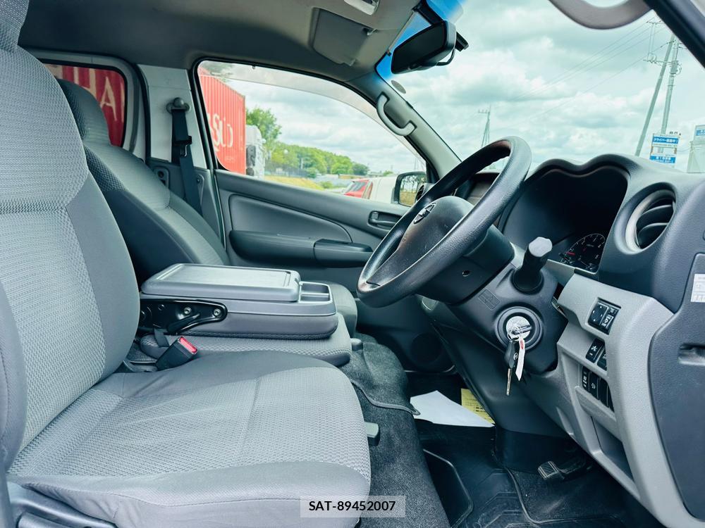 Nissan NV350 Caravan 2020 6958497-11