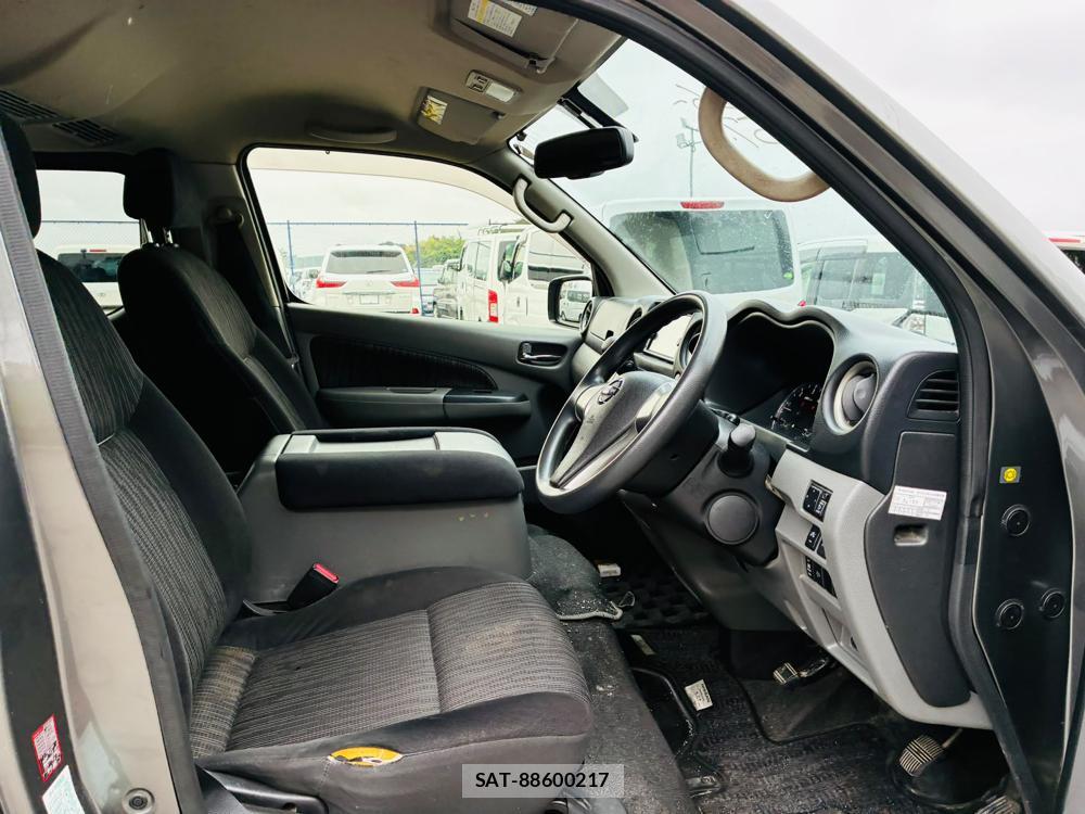 Nissan NV350 Caravan 2019-12 8665585-11