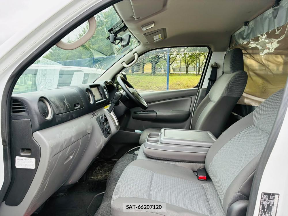 Nissan NV350 Caravan 2019-07 8484643-10
