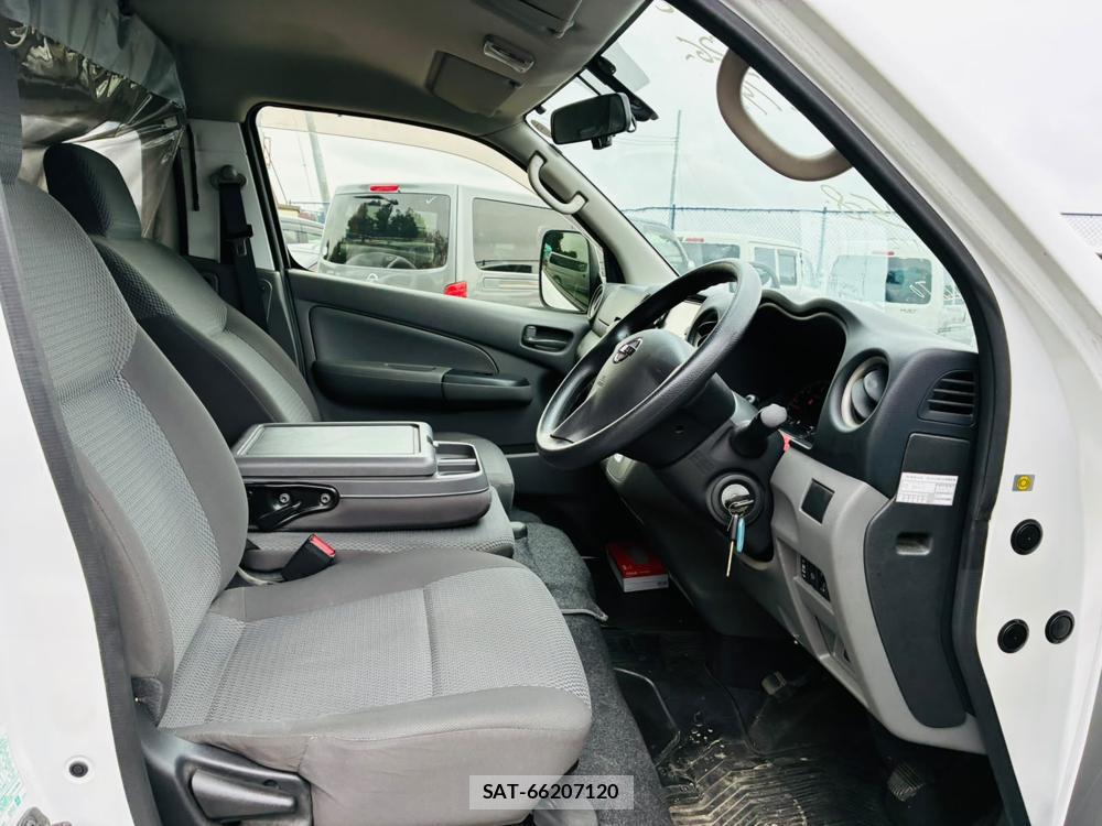Nissan NV350 Caravan 2019-07 8484643-11