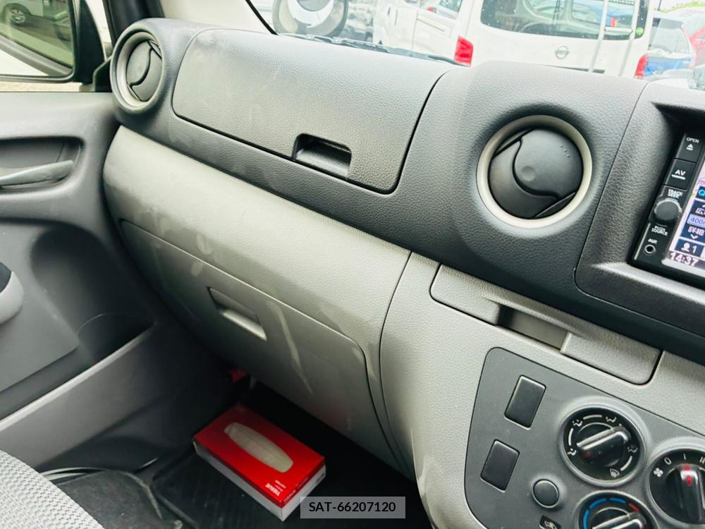 Nissan NV350 Caravan 2019-07 8484643-18
