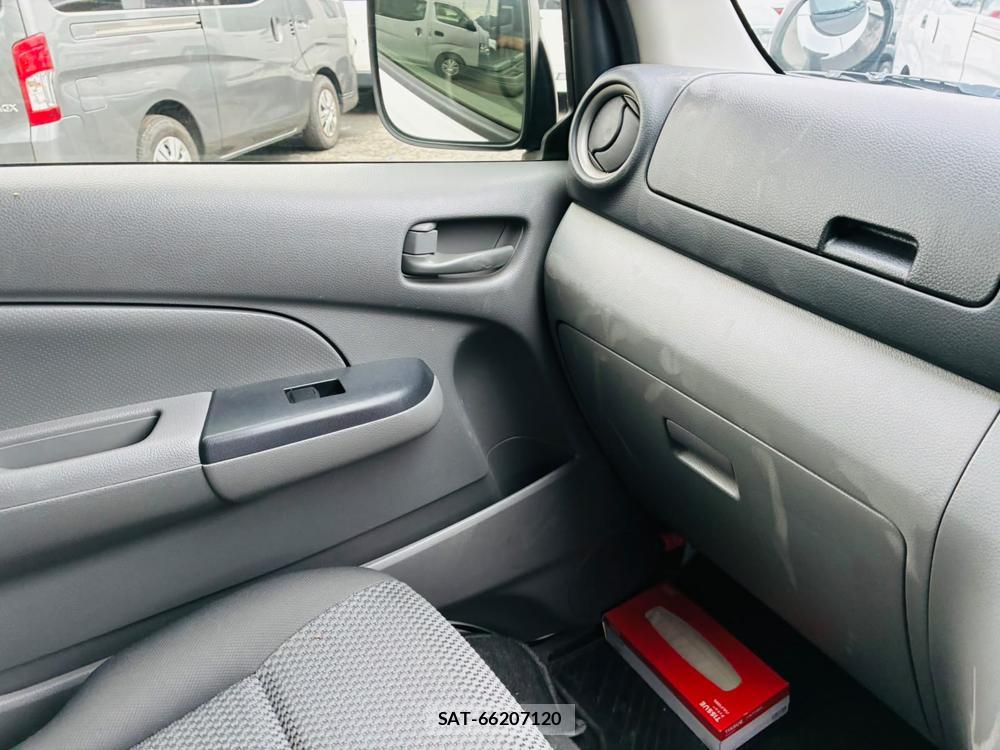 Nissan NV350 Caravan 2019-07 8484643-22