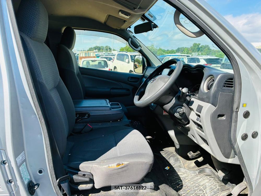 Nissan NV350 Caravan 2019-11 8697751-11