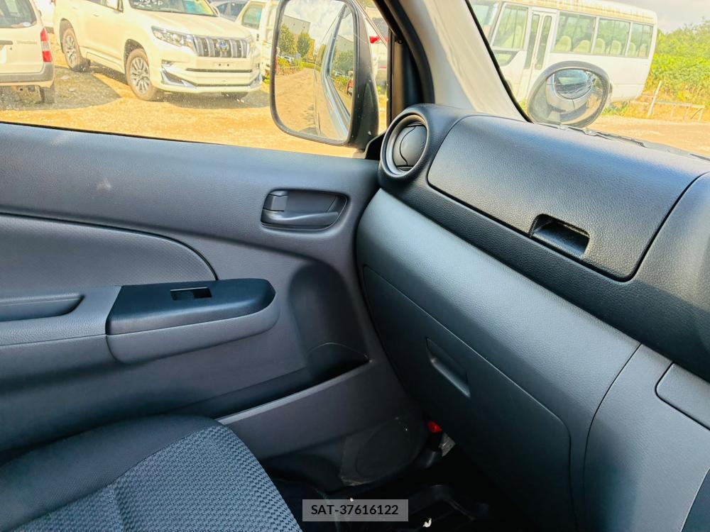 Nissan NV350 Caravan 2019-11 8697751-22