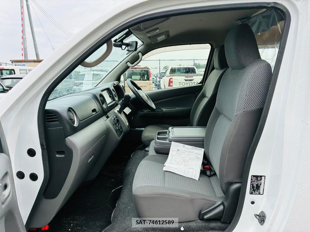 Nissan NV350 Caravan 2020-01 7738520-10