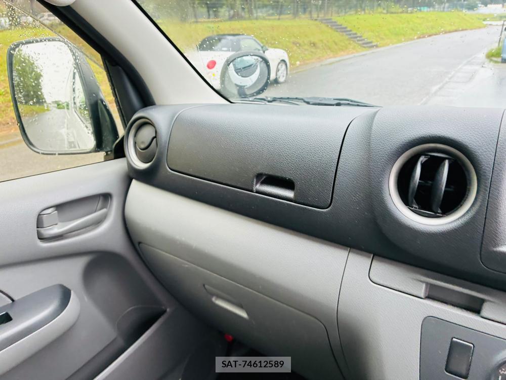 Nissan NV350 Caravan 2020-01 7738520-18