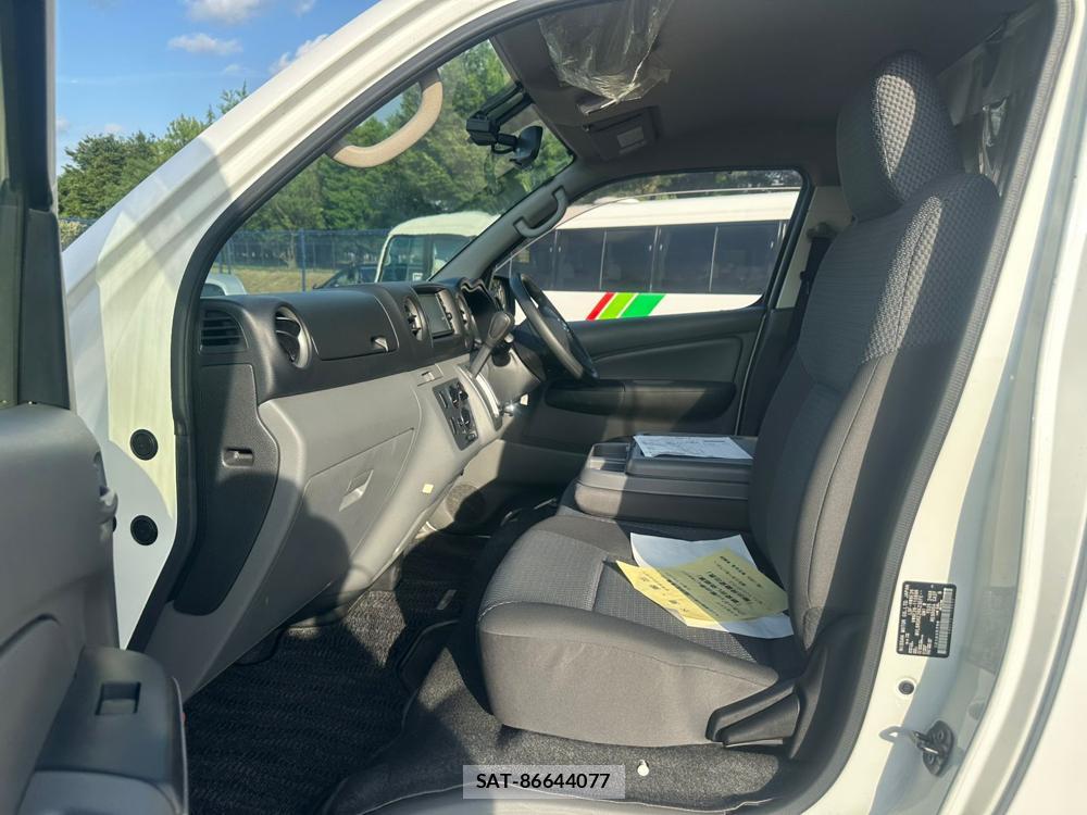 Nissan NV350 Caravan 2019 6958496-10