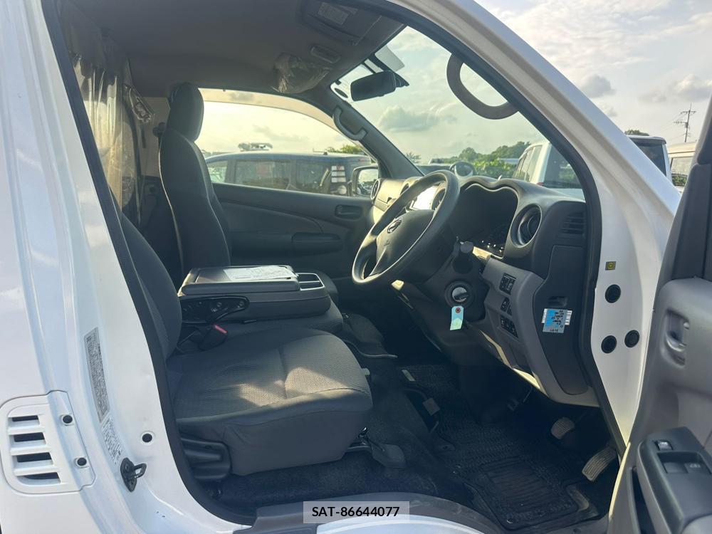 Nissan NV350 Caravan 2019 6958496-11