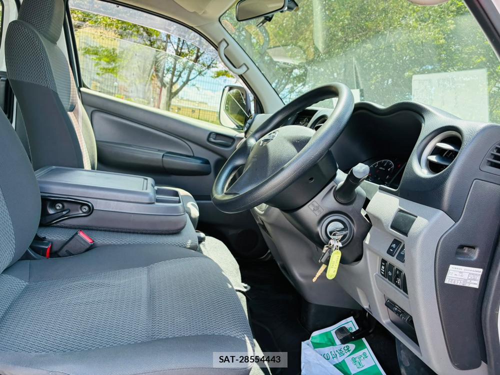 Nissan NV350 Caravan 2019-05 8252484-11